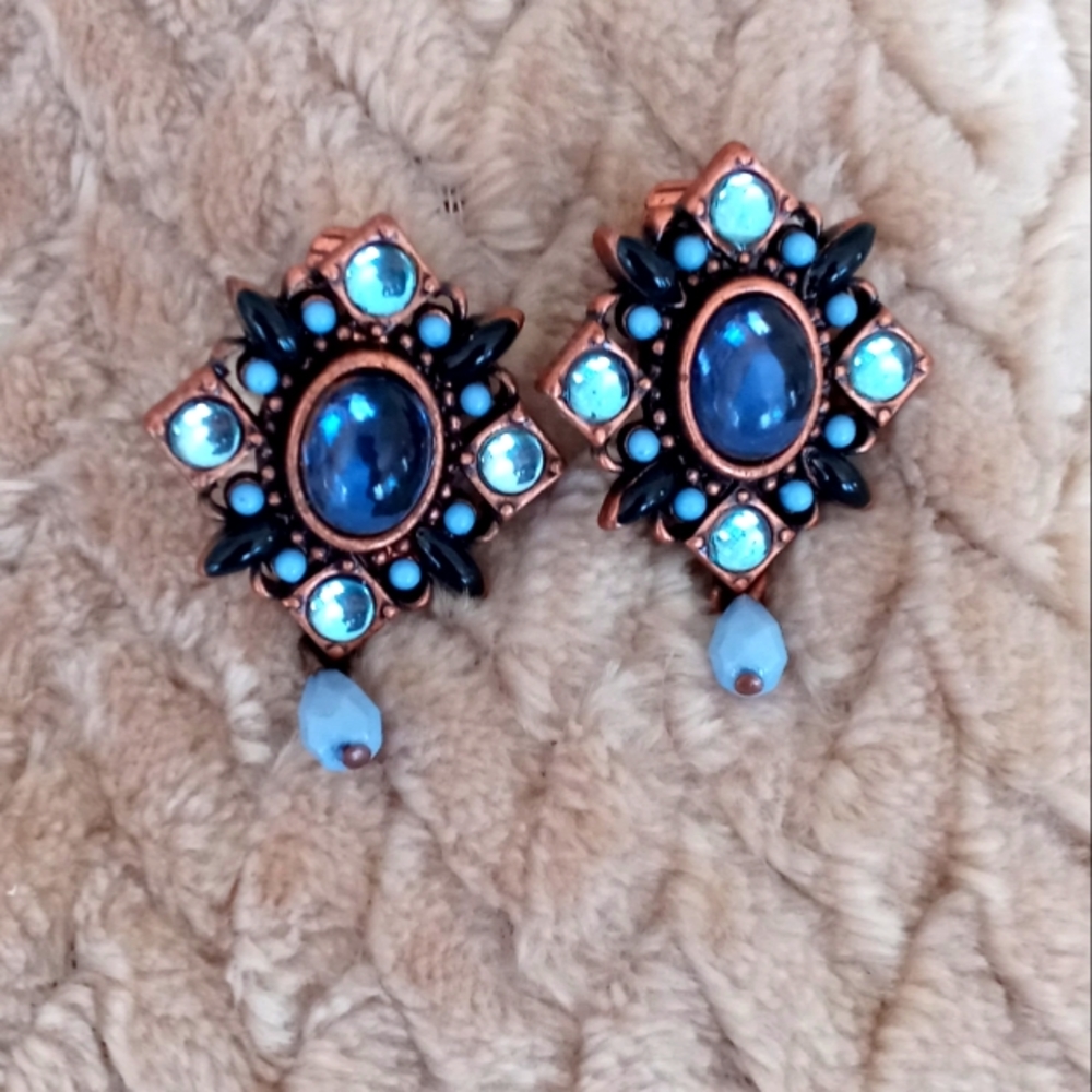 Lovely Vintage Avon SP Clip On Earrings Blue Stones